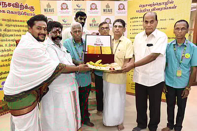 சமயபுரம் மாரியம்மனுக்கு திருச்சி சாரதாஸ் கைத்தறியின் முதல் பட்டுப் புடவை சமர்ப்பணம்!