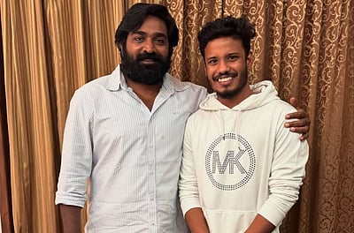 விஜய் சேதுபதிக்கு இன்ப அதிர்ச்சி கொடுத்த முத்துக்குமரன்! 