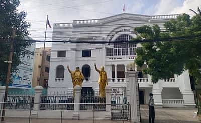 அதிமுக உள்கட்சி மோதல்: தலைமை அலுவலகத்தில் பலத்த பாதுகாப்பு