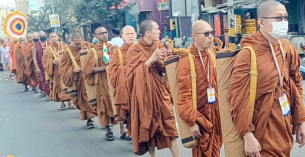 பேரணியில் ஈடுபட்ட புத்த பிக்குகள்