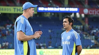 தந்தை மறைவு: தாயகம் திரும்பினார் இந்திய கிரிக்கெட் அணியின் பயிற்சியாளர்!