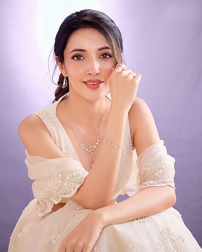 பூங்கொடி... நேஹா ஷெட்டி!