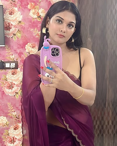 கண்ணாடியில் ஒரு செல்ஃபி.. விந்துஜா விக்ரமன்!