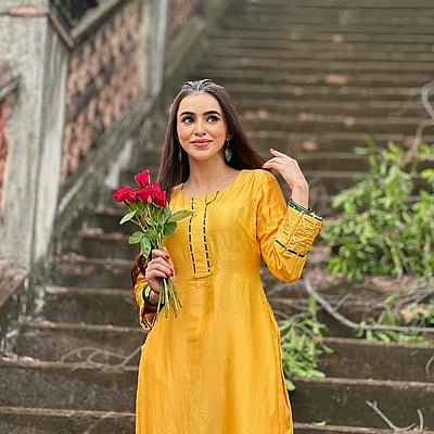 ரோஜா இதழ் மேல்.. அங்கிதா!