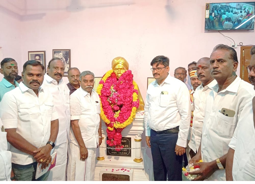 உ.வே.சா திருவுருவச்சிலைக்கு மாலையணிவித்து மரியாதை செலுத்திய திருவாரூர் மாவட்ட ஆட்சியர் வ.மோகனசந்திரன், சட்டப்பேரவை உறுப்பினர் பூண்டி கே.கலைவாணன்.