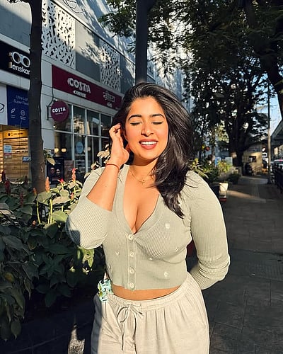 பூவுக்குள் ஒளிந்திருக்கும்... நிகிதா சர்மா!