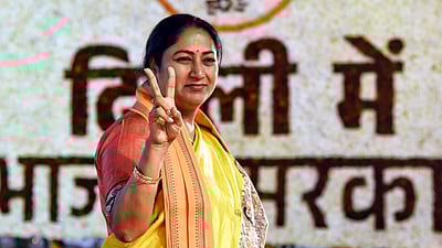 தில்லி முதல்வர் மீது தாக்குதல்: குறைகேட்பு கூட்டத்தில் பரபரப்பு!