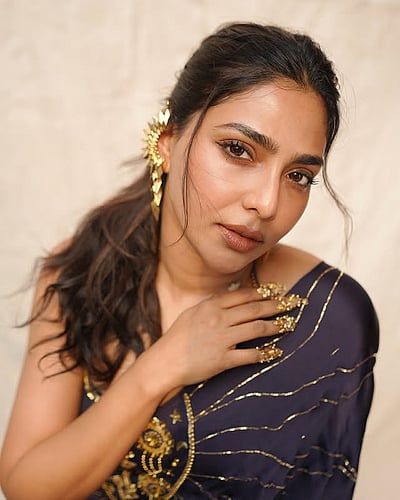 சாக்லேட் பெண்ணே.. ஐஸ்வரியா லட்சுமி!