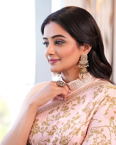 ஆள கொல்லும் பாசக்காரி… பிரியாமணி!  