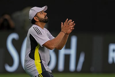 ரோஹித் தவறவிட்ட கேட்ச்..! ஹாட்ரிக் விக்கெட்டை இழந்த அக்‌ஷர் படேல்! 