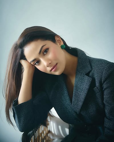 கண்ணாடி பூவே.. மீரா கபூர்!