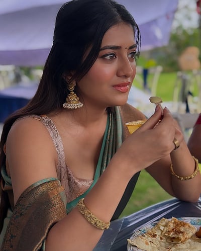 என் உயிரை உண்ணும் தேன் சுடரே… ராஷி சிங்!