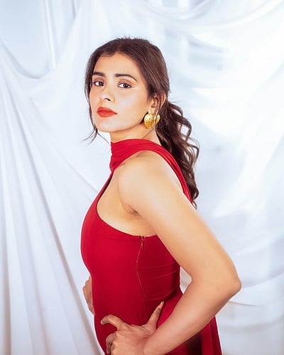 சிவப்பு நிலா... ஹெபா படேல்!