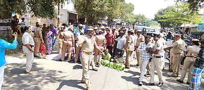 கட்டுமான தொழிலாளி தற்கொலை: மறியலில் ஈடுபட்ட உறவினர்கள் கைது