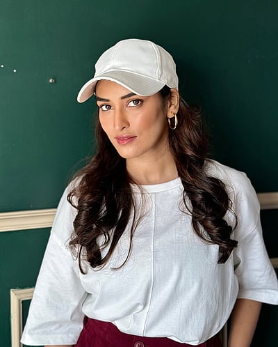 நெஞ்சில் உன் முகம்தானடி.. மன்மீத் கௌர்!