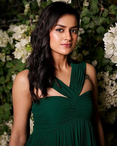 பார்க்கத் தூண்டும் முகம்... ஷ்ரத்தா ஸ்ரீநாத்! 