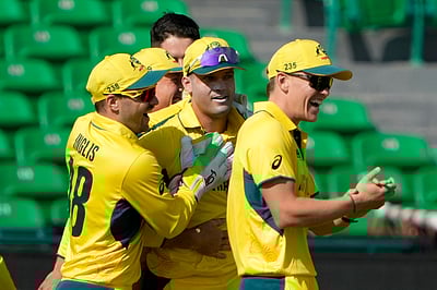 கீப்பராக அல்ல, ஃபீல்டிங்கில் நின்று 3 கேட்ச்சுகள்..! அசத்தும் அலெக்ஸ் கேரி!