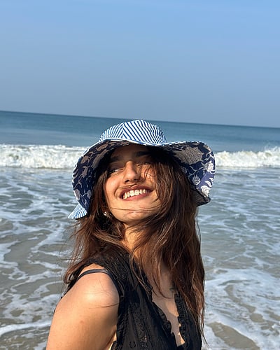 அலைகளுக்கு இடையே... பிரியா வாரியர்! 