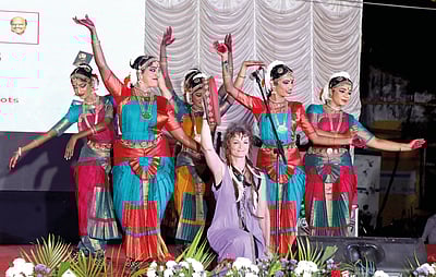 பிரமிக்க வைத்த பிரான்ஸ் கலைஞர்கள்!