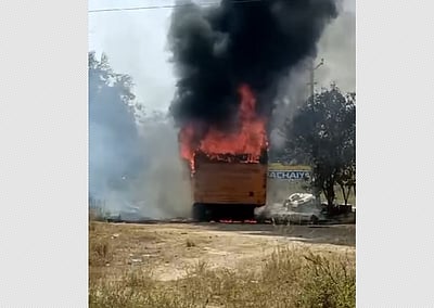 காட்பாடியில் சாலையோரம் நின்றிருந்த கல்லூரிப் பேருந்தில் தீ!