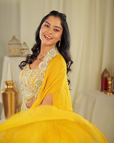 மகிழ்ச்சிக்கான வெளிச்சம்... லட்சுமி பிரியா! 