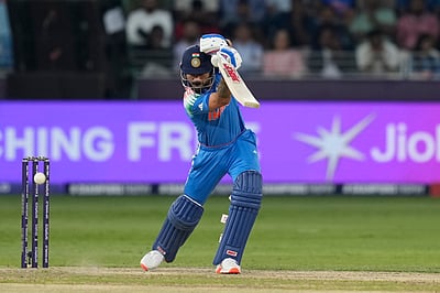 ஒருநாள் கிரிக்கெட்டில் அதிவேகமாக 14 ஆயிரம் ரன்களைக் கடந்து விராட் கோலி சாதனை!