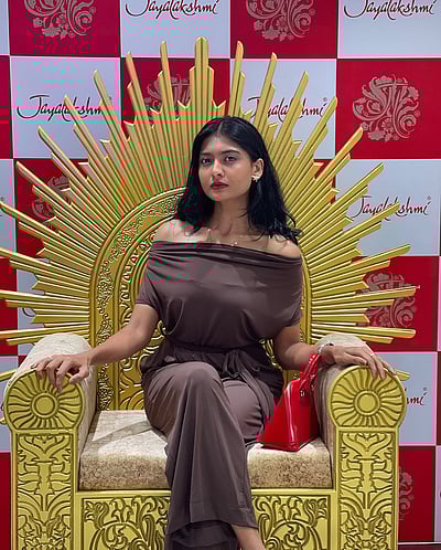 அரியாசனம்... அஸ்மின் யாசர்! 