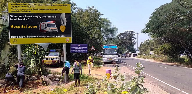 விபத்துகளைத் தடுக்க நெடுஞ்சாலைகளில் விழிப்புணா்வு  பதாகைகள்
