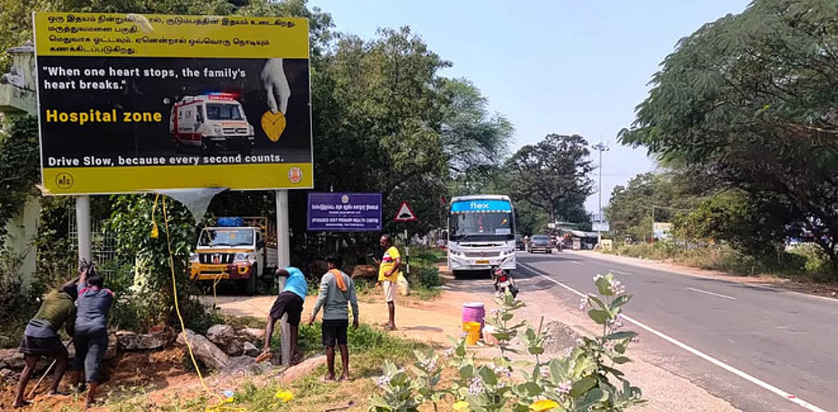 விபத்துகளைத் தடுக்க நெடுஞ்சாலைகளில் விழிப்புணா்வு பதாகைகள்