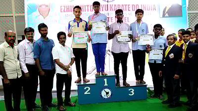 கராத்தே போட்டியில் வெற்றி பெற்ற மாணவா்களுக்கு பரிசு