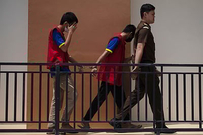 தன்பாலின ஈர்ப்பாளர்கள் இருவருக்கு பிரம்படி தண்டனை!