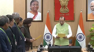 தில்லி பேரவை இடைக்காலத் தலைவராக அர்விந்தர் சிங் லவ்லி பதவியேற்பு!