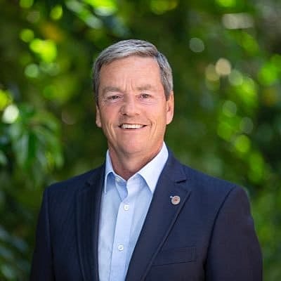 ஊழியர் மீது தனது கையை வைத்த அமைச்சர் ராஜிநாமா! 