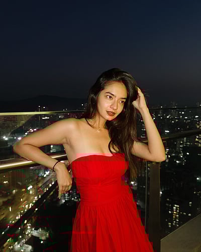 சிவந்த கன்னங்கள்... அனுஷ்கா சென்!