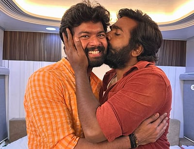 விஜய் சேதுபதிக்கு இன்ப அதிர்ச்சி அளித்த விஜே விஷால்! 