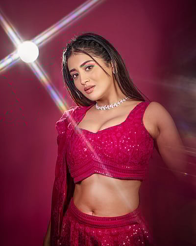 வசீகரிக்கும் அழகு... ராஷி சிங்!