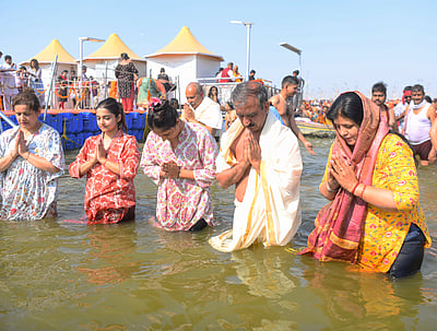 திரிவேணி சங்கமத்தில் புனித நீராடிய பக்தர்கள் - புகைப்படங்கள்