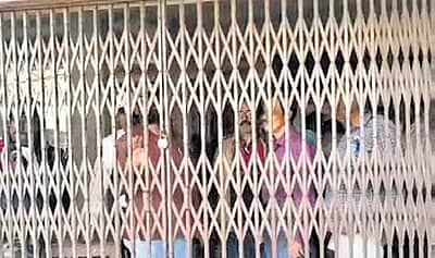 கல்லூரியில் ஹோலி நிகழ்ச்சி ரத்து! ஆசிரியர்களை பூட்டி சிறை வைத்த மாணவர்கள்!