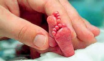 ஹோட்டல் ஜன்னல் வழியாக வீசி குழந்தை கொலை! அமெரிக்க பெண்ணிடம் விசாரணை! 