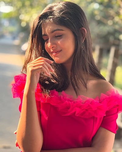 கூந்தல் நிழல்... அயன்னா சாட்டர்ஜி!  