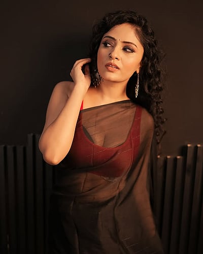 மெய் மறந்து நின்றேனே.. சான்யா தாக்குர்! 