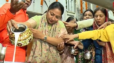 கௌரி சங்கர் கோயிலில் தில்லி முதல்வர் வழிபாடு!