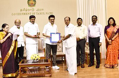 கலைஞர்கள், நூலாசிரியர்களுக்கு ரூ. 40 லட்சம் நிதியுதவி! - முதல்வர் வழங்கினார் 