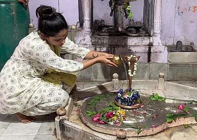 காசியில்... சிவராத்திரி வழிபாட்டில் சின்ன திரை நாயகி! 