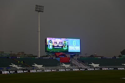 பாகிஸ்தான் - வங்கதேச போட்டி: டாஸ் சுண்டுவதில் தாமதம்! வெல்லும் முனைப்பில் மழை!