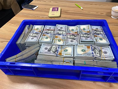 நோட்டுக்குள் மறைத்து 4 லட்சம் டாலர்களை மாணவிகள் மூலம் கடத்தல்! புணேவில் இருவர் கைது! 