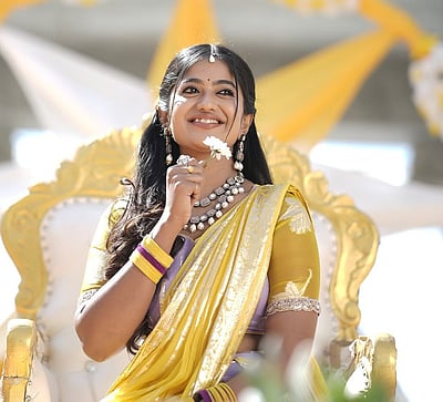 மஞ்சள் பூவொன்று... செளந்தர்யா ரெட்டி!  