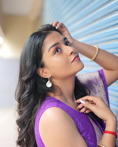 இவள் வானம் தலைகீழாக... லட்சுமி பிரியா! 