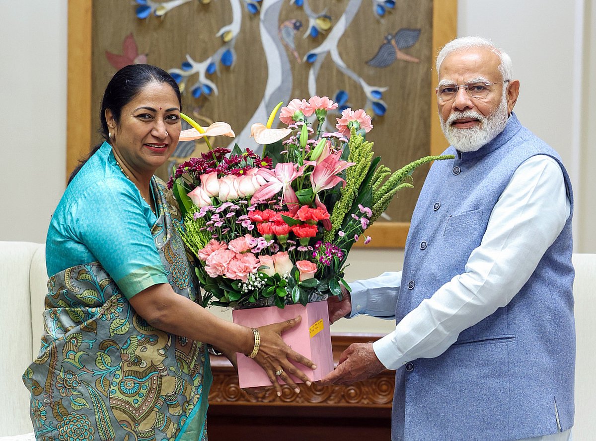 மூன்று என்ஜின் சா்க்காா்!