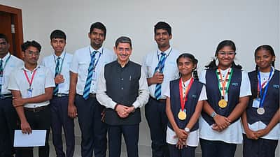 இரு மொழிக் கொள்கையால் வேலைவாய்ப்புகளை இழக்கும் இளைஞர்கள்: ஆளுநர் வேதனை